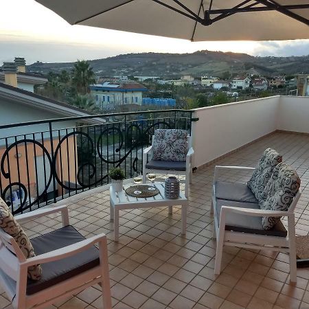 Apartamento Seafront And Mountain View Penthouse Martinsicuro Exterior foto