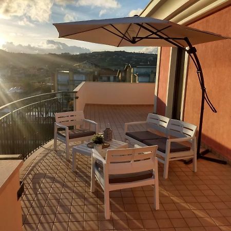 Apartamento Seafront And Mountain View Penthouse Martinsicuro Exterior foto