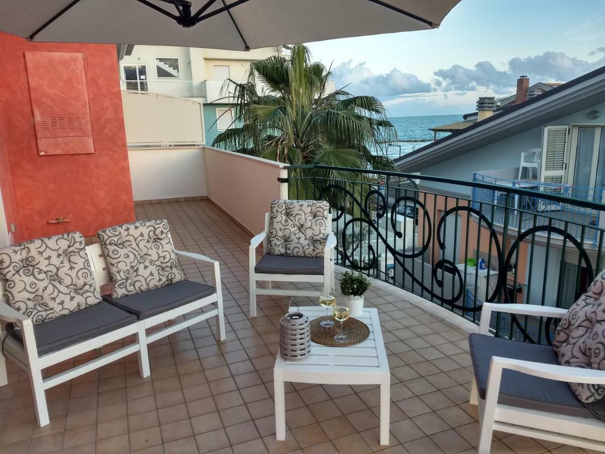 Apartamento Seafront And Mountain View Penthouse Martinsicuro Exterior foto